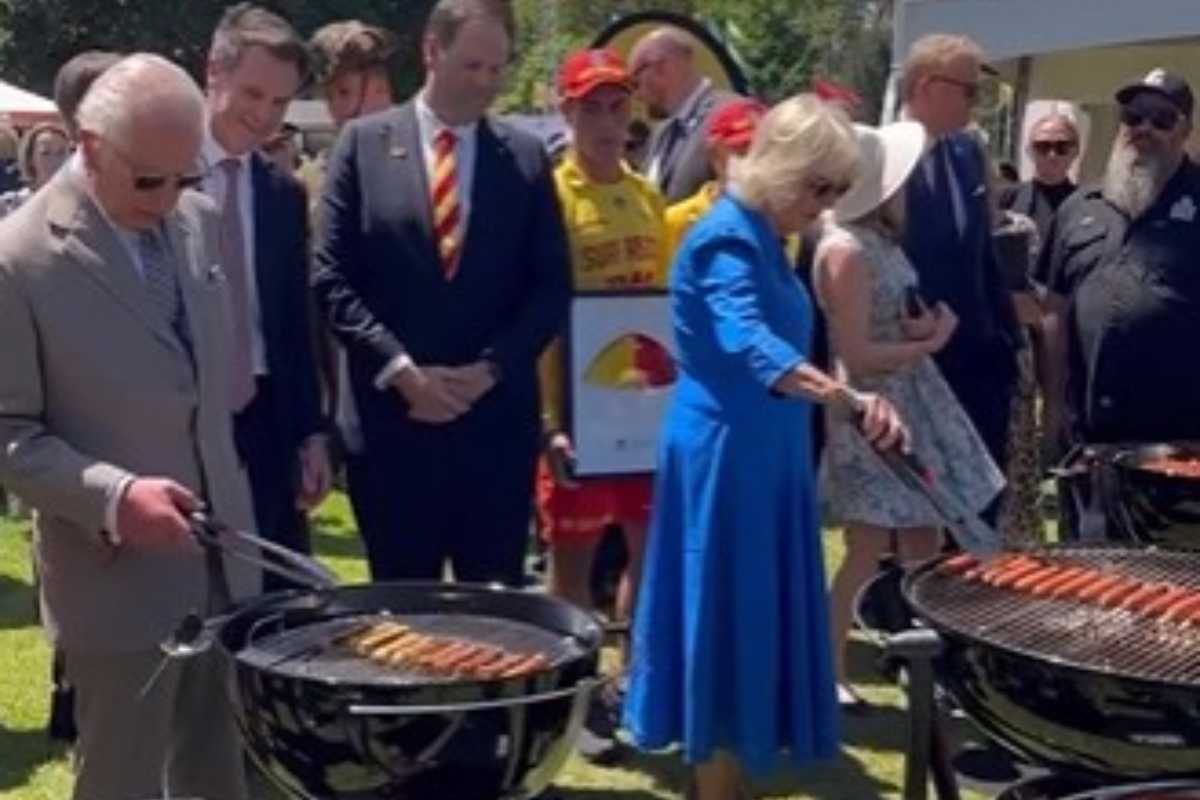 Re Carlo e Camilla alle prese con il barbecue